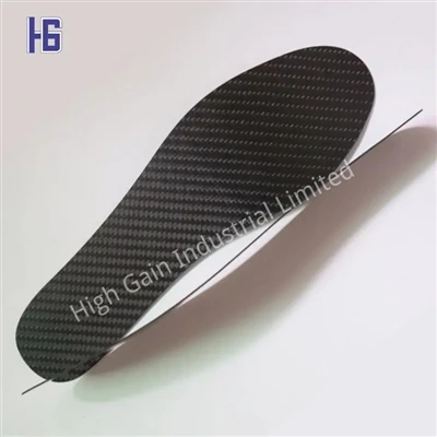 Kev siv cov pa roj carbon fiber ntau hauv cov khau ncaws pob
