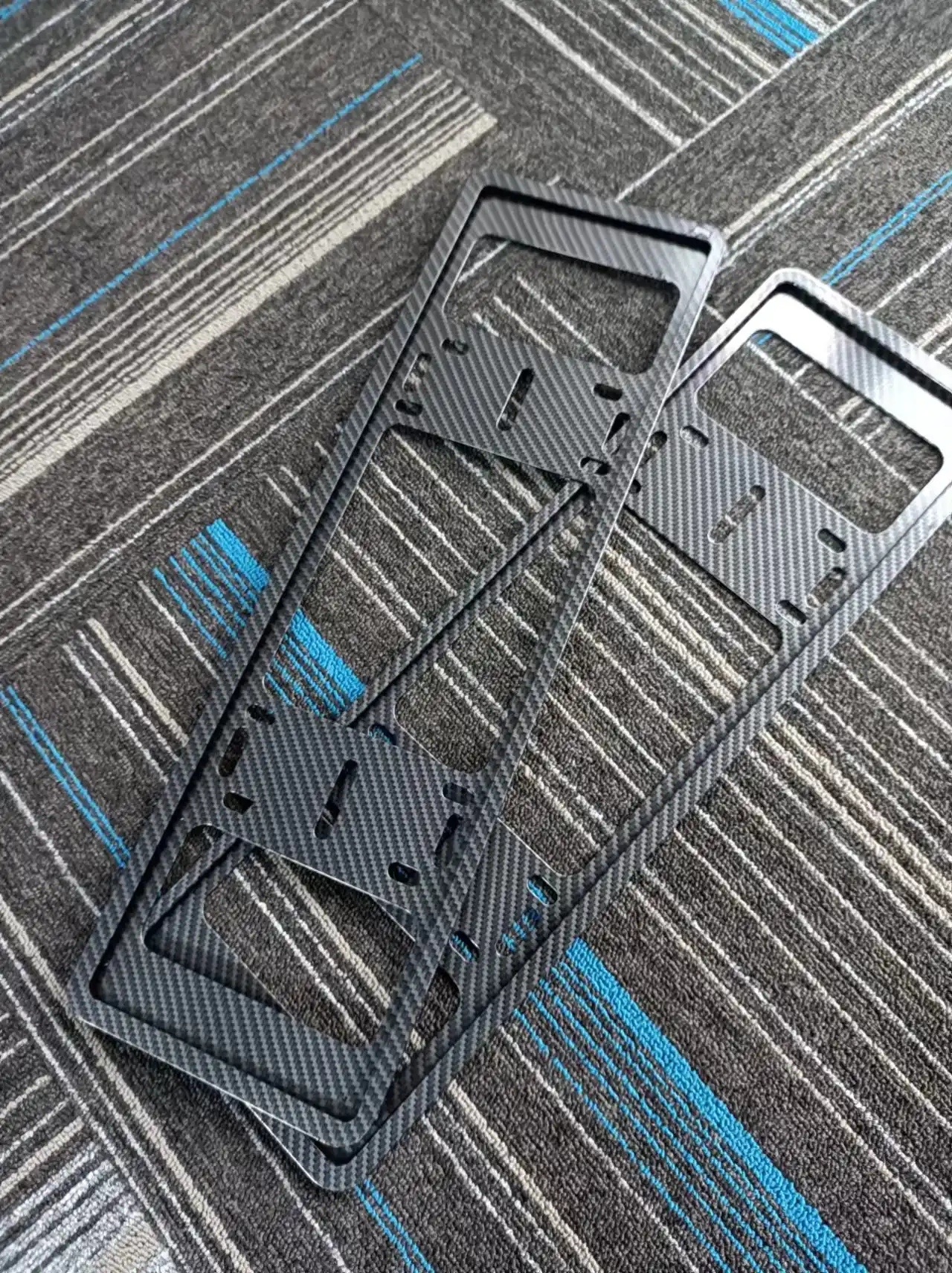 Carbon Fiber vs. Hlau Daim Ntawv Tso Cai Phaj Nce